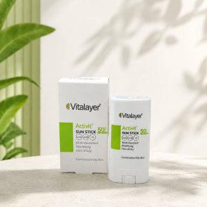 ضدآفتاب استیکی صورت ویتالیر مدل اکتیویت SPF 50 محافظت چندگانه UVA، UVB و IR مناسب پوست‌های چرب و مختلط با بافت نرم